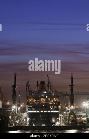 Bateau de croisière « Queen Mary II », travaux de rénovation, quai sec Elbe 17, Blohm and Voss, Sankt Pauli, Hanseatic City of Hamburg, Allemagne, Banque D'Images