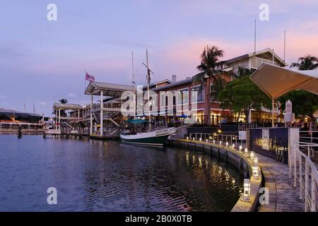 Promenade, front de mer au Bayside Marketplace Resort en soirée, Biscayne Boulevard, Miami Downtown, Floride, États-Unis, Banque D'Images