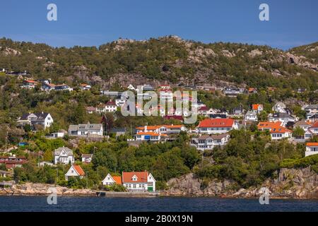 Bergen, NORVÈGE - Maisons riveraines du quartier Sandviken, fjord Byfjorden, au nord du port de Vagen. Banque D'Images