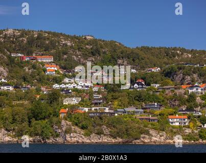 Bergen, NORVÈGE - Maisons riveraines du quartier Sandviken, fjord Byfjorden, au nord du port de Vagen. Banque D'Images