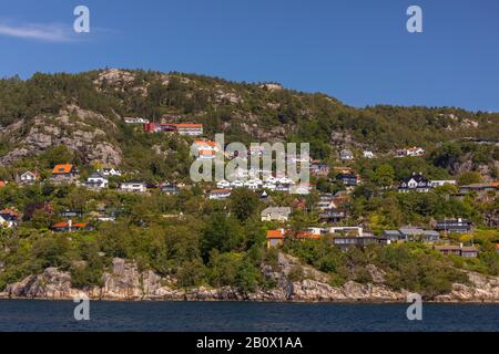 Bergen, NORVÈGE - Maisons riveraines du quartier Sandviken, fjord Byfjorden, au nord du port de Vagen. Banque D'Images