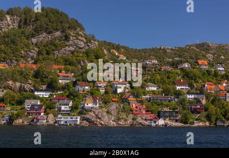 Bergen, NORVÈGE - Maisons riveraines du quartier Sandviken, fjord Byfjorden, au nord du port de Vagen. Banque D'Images