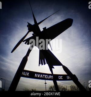 Monument rendant hommage aux pilotes de l'ancienne base aérienne de Bron, Holga Digital Picture, Bron, France Banque D'Images