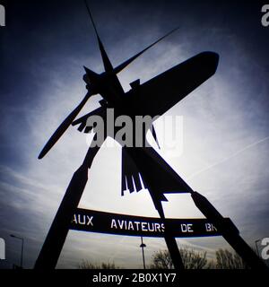 Monument rendant hommage aux pilotes de l'ancienne base aérienne de Bron, Holga Digital Picture, Bron, France Banque D'Images