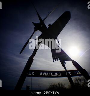 Monument rendant hommage aux pilotes de l'ancienne base aérienne de Bron, Holga Digital Picture, Bron, France Banque D'Images