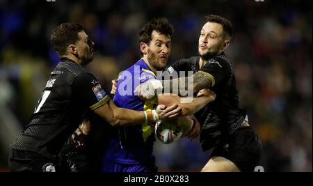 Stefan Ratchford, de Warrington Wolves, est traité par Blake Wallace (à gauche) et Gareth O'Brien (à droite) de Toronto Wolfpack lors du match de la Super League Betfred au stade Halliwell Jones, Warrington. Banque D'Images