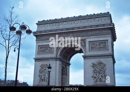 ARC de Triomph dans un ciel bleu nuageux à Paris Banque D'Images