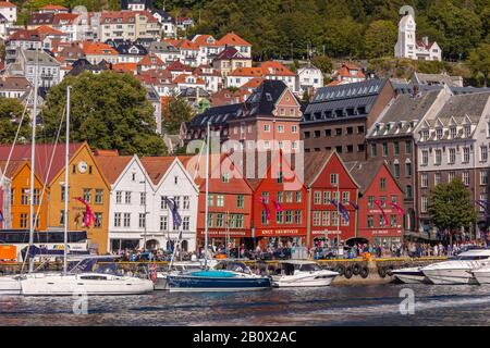 Bergen, NORVÈGE - Bryggen, édifices du patrimoine hanséatique à quai dans le port de Vågen. Un site du patrimoine mondial. Banque D'Images