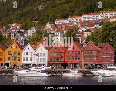 Bergen, NORVÈGE - bateaux De Plaisance au bord de l'eau de Bryggen, bâtiments en bois du patrimoine hanséatique sur le quai dans le port de Vågen. Banque D'Images