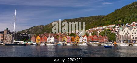 Bergen, NORVÈGE - Bryggen front de mer, bâtiments en bois du patrimoine hanséatique sur quai dans le port de Vågen. Banque D'Images