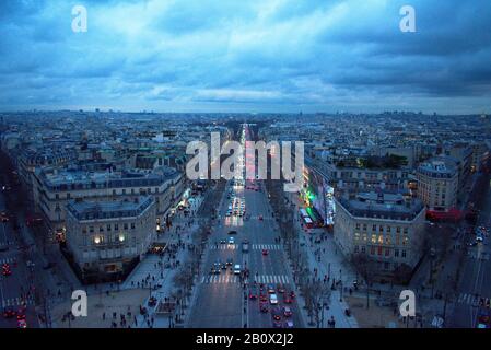 Vue sur Ariel de Paris depuis l'Arc de Triomph comme le soleil se couche Banque D'Images