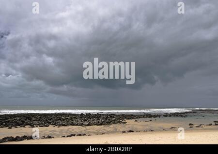 Nuages de tempête devant Praia do Amor, Praia da Pipa, Rio Grande do Norte, Brésil, Amérique du Sud, Banque D'Images