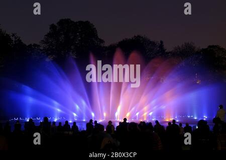 Jeux de lumière d'eau colorés, Planten un Blomen, Park, Hambourg, Allemagne Europe, Banque D'Images