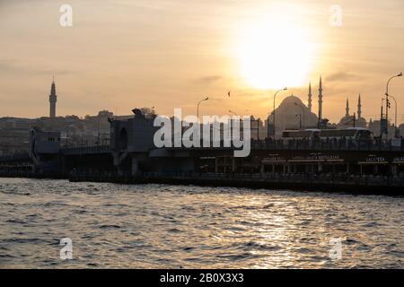 Les gens pêchent sur le pont de Galata près d'Eminonu, Istanbul, Turquie. Banque D'Images