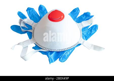 Masque anti-poussière fin FFP 3 NR D avec valve respiratoire et gants en nitrile bleus isolés sur fond blanc Banque D'Images