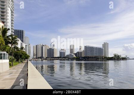 Gratte-Ciel Sur Biscayne Bay, Hôtel Mandarin 5 Étoiles (À Droite), Brickell Key, Brickell Financial District, Miami, Floride, États-Unis, Banque D'Images