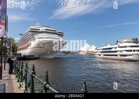 Sydney, bateau de croisière Carnival Splendor à Circular Quay Sydney en été, Nouvelle-Galles du Sud, Australie Banque D'Images