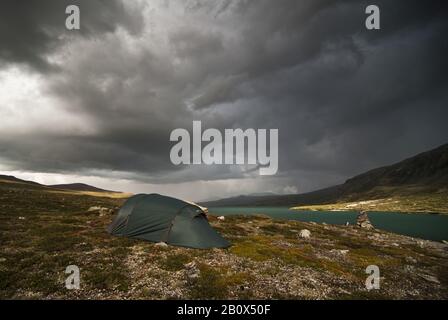 Tente sur un lac de montagne, parc national de Jotunheimen, Norvège, Banque D'Images