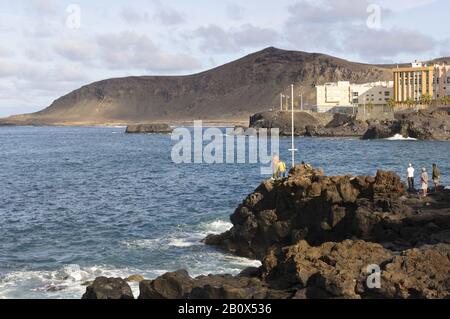 Pêche à la ligne sur une falaise, Paseo de la Canteras, Las Palmas de Gran Canaria, Gran Canaria, îles Canaries, Espagne, Banque D'Images