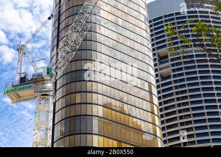 Gratte-ciel des bureaux de Sydney aux bureaux EY 200 george Street dans le centre-ville de Sydney avec grue de location Lend adjacente, Sydney, Australie Banque D'Images