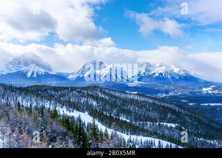 Paysage de montagnes enneigées montrant le mont Victoria glacier des Rocheuses canadiennes au Lac Louise, près de Banff en Alberta, Canada. Banque D'Images