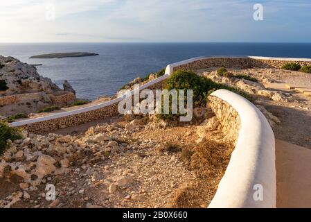 Vue sur l’île Illa d’es Porros depuis le phare de Cavalleria. Minorque, Espagne Banque D'Images