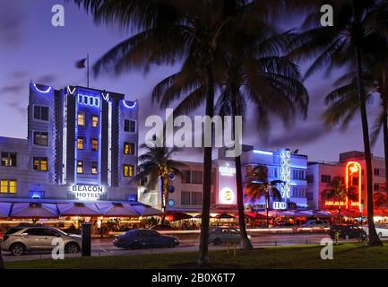 Façade du BEACON Hotel, Ocean Drive au crépuscule, Miami South Beach, quartier Art déco, Floride, États-Unis, Banque D'Images