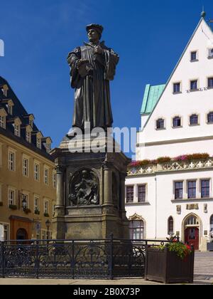 Monument de Luther et hôtel de ville sur le marché de Lutherstadt Eisleben, Saxe-Anhalt, Allemagne, Banque D'Images