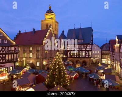 Marché de Noël avec hôtel de ville, maison de vin et tour de la Walpurgiskirche, Alsfeld, Hesse, Allemagne, Banque D'Images