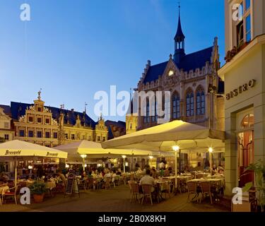 Marché aux poissons, hôtel de ville et Haus zum Breiten Herd, restaurant de rue, Erfurt, Thuringe, Allemagne, Banque D'Images