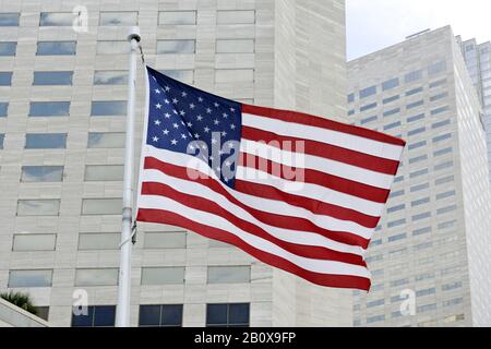 Drapeau américain volant dans le vent, centre-ville de Miami, Floride, États-Unis, Banque D'Images