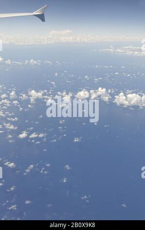 Champs de nuages, subtropiques, aile d'un Airbus A 380, Océan Atlantique, Atlantique, Bermudes, Banque D'Images