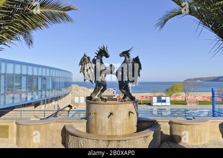 Statues de Dragon sur le front de mer, Varna, Mer Noire, Bulgarie, Balkans, Europe du Sud-est, Banque D'Images