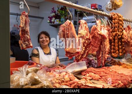 Oaxaca, Mexique - une femme vend de la viande au marché du 20 novembre. Banque D'Images