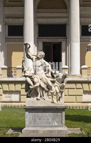 Statue devant le musée archéologique d'Odessa, Odessa, Ukraine, Europe de l'est, Banque D'Images