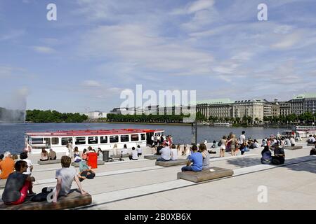 Alster bateaux et touristes, Jungfernstieg, Ville, Hambourg, Allemagne, Banque D'Images