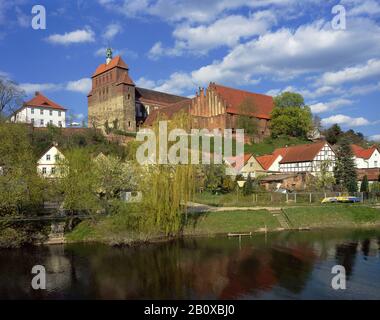 Vue sur le canal latéral de Havel à la Domberg avec cathédrale et ancien monastère de Pramononstratensian St Marien, Havelberg, Saxe Anhalt, Allemagne, Banque D'Images