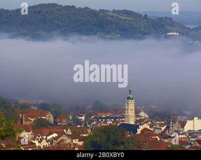 Vue sur Eisenach avec Georgenkirche dans le brouillard, Thuringe, Allemagne, Banque D'Images