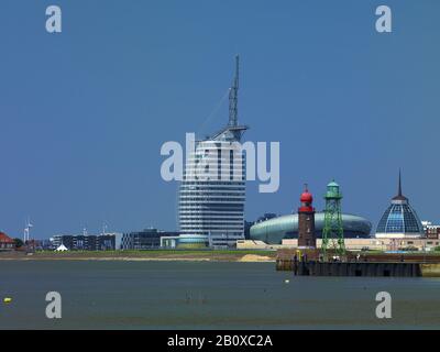 Entrée au port de pêche avec Atlantic Hotel Sail City, Klimahaus et Mediterraneo, Bremerhaven, Bremen, Allemagne, Banque D'Images