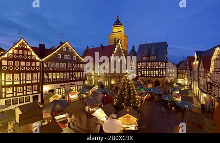 Marché de Noël avec hôtel de ville, maison de vin et tour de la Walpurgiskirche, Alsfeld, Hesse, Allemagne, Banque D'Images