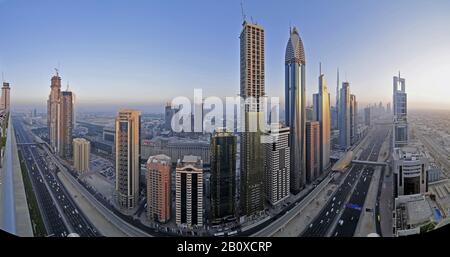 Gratte-Ciel Le Long De Sheikh Zayed Road, Dubaï, Émirats Arabes Unis, Banque D'Images