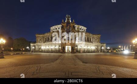 Opéra De Semper Éclairé Sur Theaterplatz, Dresde, État Libre De Saxe, Allemagne, Banque D'Images