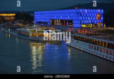 Linz vue de nuit sur les rives du Danube, Autriche Banque D'Images