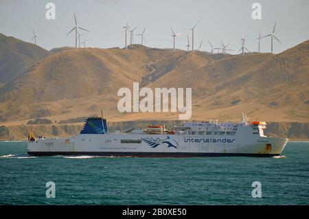 Wellington, NOUVELLE-ZÉLANDE, 9 FÉVRIER 2020: Le ferry Interislander Kaiarani navigue dans le port de Wellington, Nouvelle-Zélande, 9 février 2020. Banque D'Images