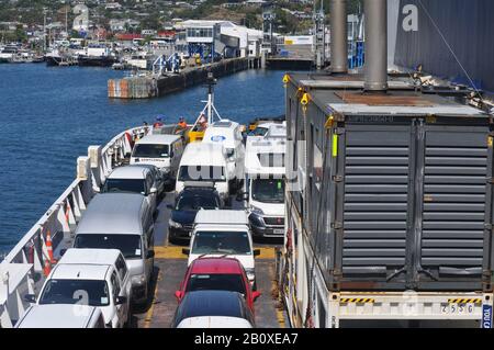 Picton, NOUVELLE-ZÉLANDE, 9 FÉVRIER 2020: L'Interislander s'approche du quai de Picton, Nouvelle-Zélande, 9 février 2020. Banque D'Images