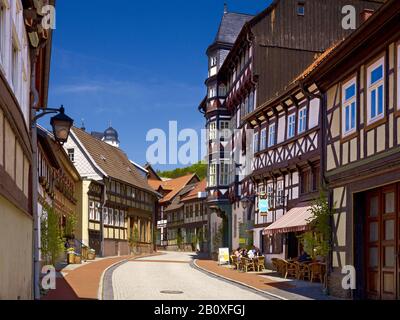 Maisons à colombages dans la Niedergasse avec château, Stolberg / Harz, Saxe-Anhalt, Allemagne, Banque D'Images