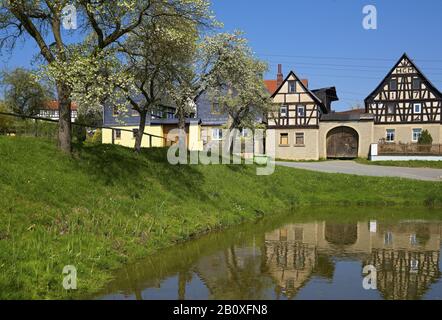 Nitschareuth, village historique vert avec cour à colombages, Thuringe, Allemagne, Banque D'Images