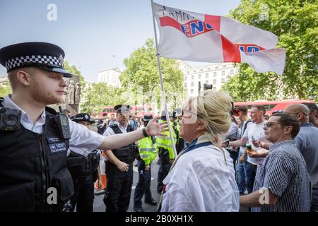 Dossier : London, Royaume-Uni. 21 février 2020. Image du dossier (26-05-2018) : Sherri Peach, nationaliste britannique, marié à Roy Peach, ancien candidat à l'élection du Front national. L'Heure Des Questions de la BBC a été critiquée pour avoir invité les vues anti-immigration extrêmes de Sherri Peach, qui a parlé sans interruption pendant 82 secondes lors de la diffusion De Weymouth 20-02-2020. Pêche a assisté à de nombreux rassemblements nationalistes et a manifesté son soutien à Tommy Robinson et James Goddard. Vu ici assister à une manifestation « Free Tommy » près de Downing Street 26-05-2018. Crédit: Guy Corbishley/Alay Live News Banque D'Images