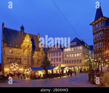 Marché de Noël avec hôtel de ville à Marburg, Hesse, Allemagne, Banque D'Images