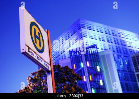 Bâtiment Éclairé D'Entreprise, Ergo Haus, Lichtfest City Nord, Hambourg, Allemagne, Banque D'Images